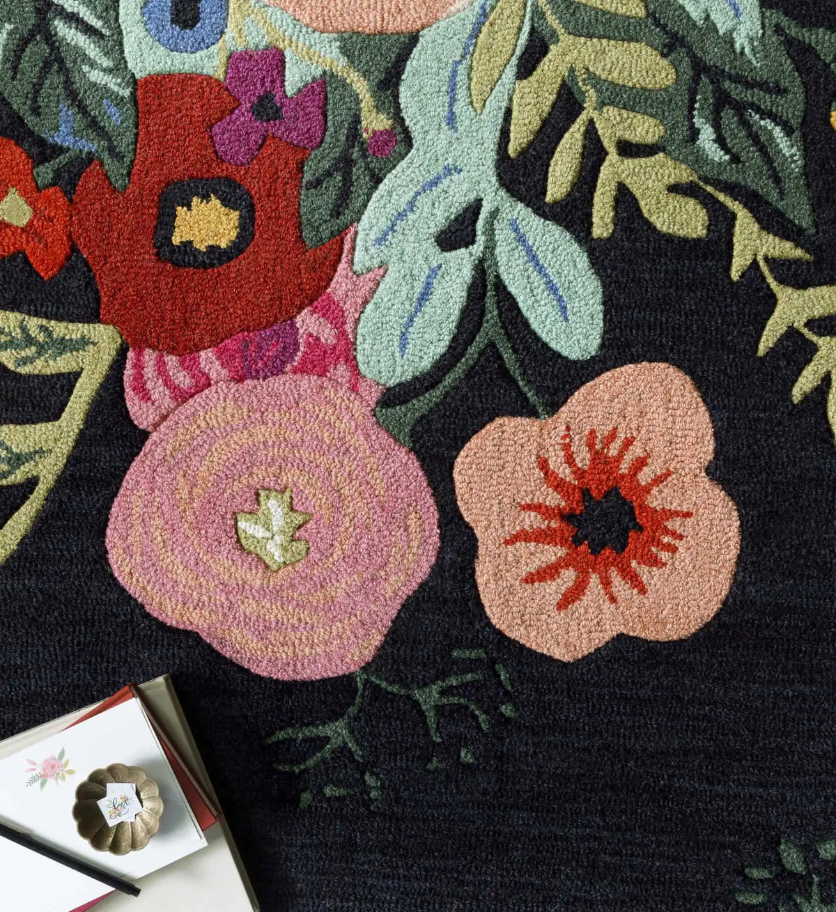 Les Fleurs Juliet Rose Bouquet Wool-Hooked Rug - Black